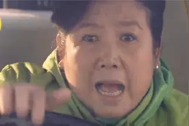 大妈考驾照油门当刹车，直接把教练撞进医院！一部国产喜剧电影视频封面