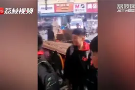 男孩转校一年回原学校看老同学被围住，小伙伴大喊：看谁回来了！视频封面