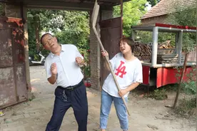 奇葩儿媳耍酒疯，失手将公爹打成脑震荡，儿子回来后做法太解气视频封面