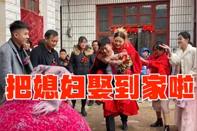 农村小伙娶媳妇全过程，新娘穿秀禾服漂亮又养眼，丈母娘非常满意视频封面