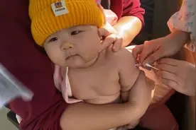 宝宝打疫苗淡定冷静，一针下去与护士对视眼神凶狠，反应逗乐众人