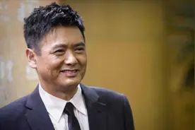 周润发在圈内什么地位？梁家辉直言发哥在神坛，和他搭戏要内敛点