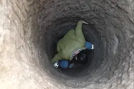 农村随处可见的老井，到底做什么用的？农村姑娘徒手下井一探究竟视频封面