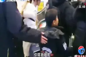 母子赶火车走散，5岁男孩找妈妈，给妈妈打电话关机了？视频封面
