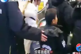 母子赶火车走散，5岁男孩找妈妈，给妈妈打电话关机了？视频封面