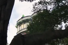 突发！广州一女子在高楼楼顶欲轻生，精神状态疑似不正常视频封面
