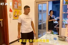 农村小伙上厕所坐不惯马桶，非要出去蹲茅坑，媳妇：你适合在农村视频封面