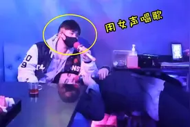 男生在ktv唱女声爆火！连大哥都来“送果盘”，服务生：太难了