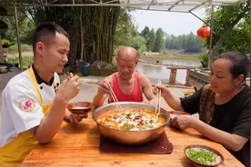 用“鹅卵石”来煮鱼？给四伯爷换个花样做火锅水煮鱼，成菜鲜嫩视频封面