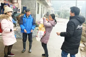 正月初一，给丈母娘拜新年，为何女婿连鞭炮都不放？还让他走前头视频封面