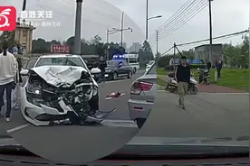 成都一轿车疑因躲避横穿电瓶车逆行撞飞摩托 致摩托司机当场身亡视频封面