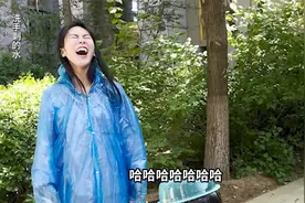 明目张胆的“报复”！泼水节女儿泼湿老爸，老爸：接受父爱的洗礼视频封面