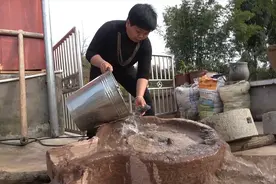 超妈今天到以前的老家搬了个石磨盘，这个老物件现在还真不好找