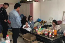 娟子听说娘家二弟女朋友来家了，带着老公去跟弟妹说说话，真好