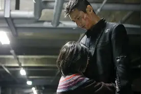 “你敢动她一下试试”小萝莉被抓，邻家大叔被惹怒团灭整个黑帮视频封面