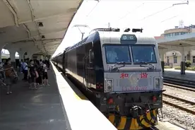 日照开往济南的普速K字火车 HXD3C牵引K8286次中途停靠兖州站