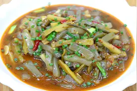 川菜师傅喜欢吃魔芋，加上酸菜一起烧，吃起来鲜嫩爽口开胃下饭