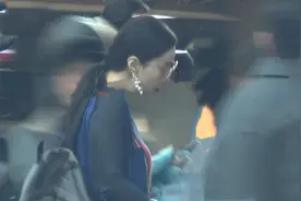 范冰冰妆容精致拜访恒大，身材纤细靓丽超有范，与妈妈到傍晚离开视频封面
