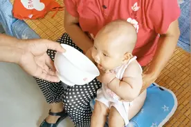 奶奶抱着宝宝妈妈给孩子喂辅食，吃的还没撒的多，爷爷喂的更搞笑视频封面