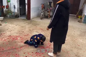 一群人围着孩子让磕头拜年，压岁钱还没给多少，磕头磕了好几个视频封面