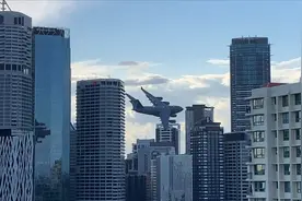 在市区超低空飞行的战机，这不是违反飞行安全规则吗？视频封面