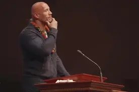 看肌肉男巨石强森在父亲追思会上这段感人肺腑的演讲，全程泪崩！视频封面