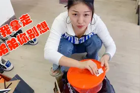 姐姐收到神秘大礼包，拆开后姐弟俩高兴的大叫，刚好跟车时能用上视频封面