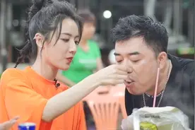 薇娅与老公海峰秀恩爱，互相甜蜜喂食，自拍时却一言不合就翻脸视频封面