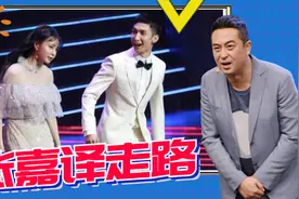 张嘉译走路姿势爆红网络，帅气的背后，却没人知道他所承受的痛苦视频封面