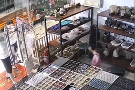 钥匙落店内进不去，1岁萌娃钻门缝帮忙取钥匙，下一幕让妈妈激动视频封面