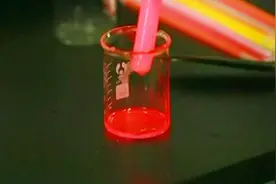 荧光棒是否有毒？探员邀请专家做实验，揭开最终谜底视频封面