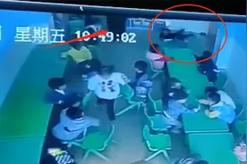 歙县民政局回应幼师摔打男童致骨裂：辞退涉事教师并将依法处理视频封面