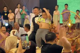 男孩婚礼现场表演肚皮舞，燃爆全场视频封面
