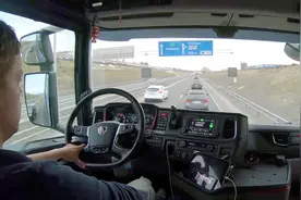 在欧洲开自动挡斯堪尼亚大货车，看着开的真轻松视频封面