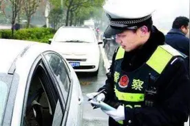 5座车坐5个人，多抱一个婴儿是否算超载？交警给出详细解释视频封面