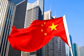 美媒：中国经受住贸易冲突的挑战 美国施压无法破坏中国经济视频封面