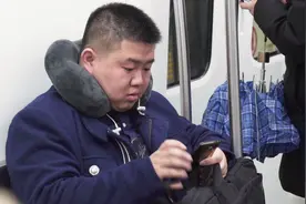 太拼了！小伙5年来每天通勤180公里，花100元交通费跨城上下班视频封面