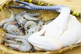 川菜师傅把大虾和鸡肉一起做，原来可以这么好吃，出锅连吃3碗饭视频封面