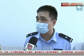 南通通州平潮：老人推车进入大车盲区 卷入车底幸运脱险视频封面