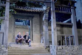 战友受伤了，连长很自责，责怪自己没有尽到责任视频封面
