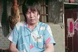 众人让小龙去煮菜，不慎把壁虎掉进菜里，王平凡要派人去收殡仪馆