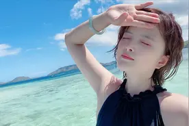 小姐姐春节遇到世上最美粉色沙滩，下水秒变美人鱼，说想谈恋爱了视频封面