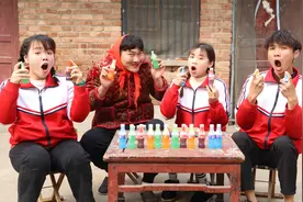 伙伴兑钱买迷你饮料汽水，不同颜色的汽水口味也不同哦！真好喝视频封面