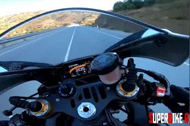 第一视角雅马哈R1M 追逐 阿普利亚 RSV4 RF，这才叫飙车视频封面