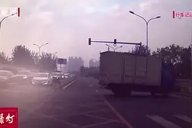 轿车在掉头车道直行，恰逢路口货车倒车，行车记录仪拍下事故现场视频封面