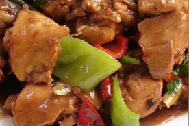 春节快到了，阿源教你家常炒鸡的做法，嫩滑可口，味道非常好