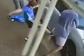 小小男子汉！8岁男孩一脚飞踹劫匪保护妈妈 网友：男孩该有的样子视频封面