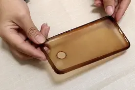 发黄的手机壳你家有吗？现在清楚还来得及，提醒家人，快回家找找视频封面