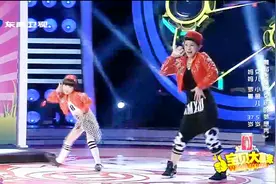 母女表演舞蹈《女孩的梦想秀》，动感节奏带你享受欢乐时刻！视频封面