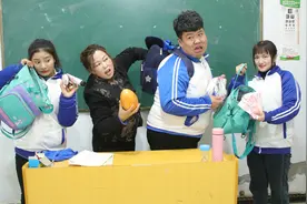 老师检查同学们的书包，不查不知道一查吓一跳，书包里秘密太多了视频封面